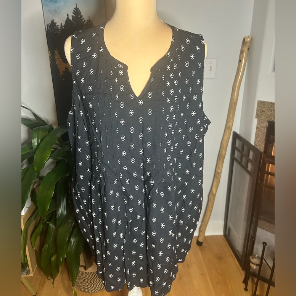 Croft and Barrow Women's Sleeveless XXL Black Pintuck Blouse Geometric Pattern
